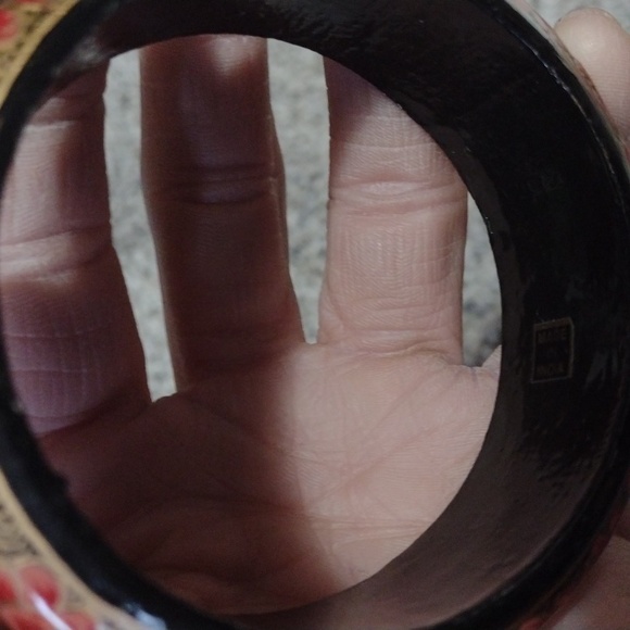 VINTAGE ETHNIC HAND PAINTED RED PINK BLACK WOODEN LACQUER 7.2" BANGLE BRACELET - Picture 7 of 10